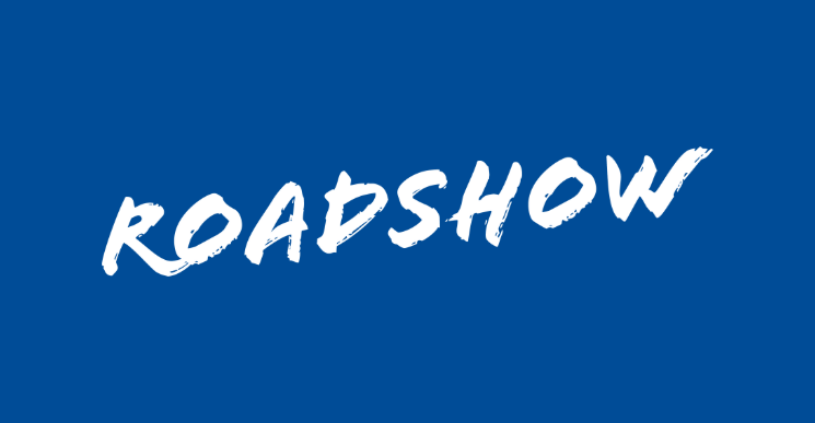 Sininen tausta, jonka keskellä valkoisella siveltimen jälkeä muistuttavalla fontilla kirjoitettu teksti "ROADSHOW".