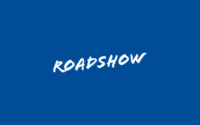 Sininen tausta, jonka keskellä valkoisella siveltimen jälkeä muistuttavalla fontilla kirjoitettu teksti "ROADSHOW".